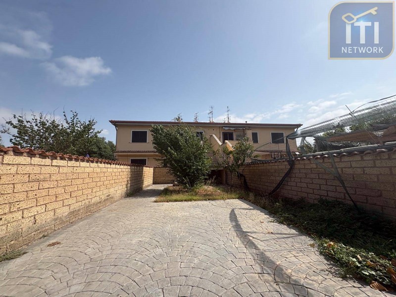Trilocale in Vendita a Pomezia, 137'000&euro;, 75 m²