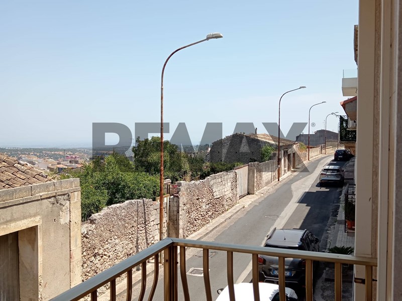 Appartamento in Vendita a Canicattini Bagni, 65'000&euro;, 85 m²