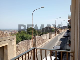 Appartamento in Vendita a Canicattini Bagni, 65'000&euro;, 85 m²