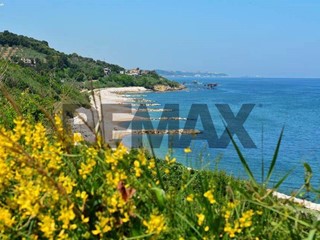 Quadrilocale in Vendita a Rocca San Giovanni, 125'000&euro;, 61 m², con Box