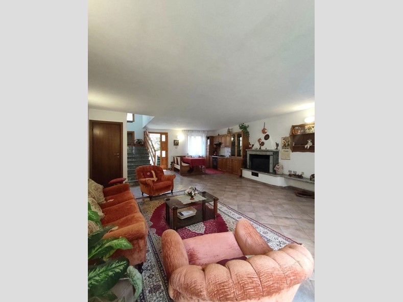 Appartamento in Vendita a Schignano, 86'000&euro;, 120 m²