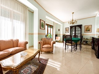 Quadrilocale in Vendita a Catanzaro, zona Catanzaro Centro, 325'000&euro;, 145 m², arredato