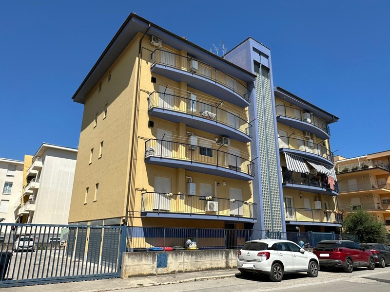 Appartamento in Vendita a Alcamo, zona VIA SALVO D'ACQUISTO, 168'000&euro;, 145 m²