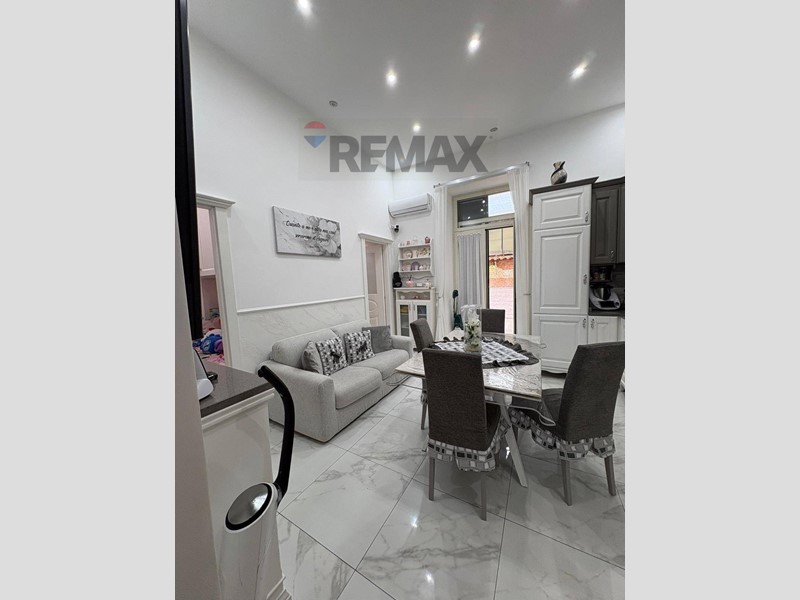 Appartamento in Vendita a Napoli, 210'000&euro;, 120 m²