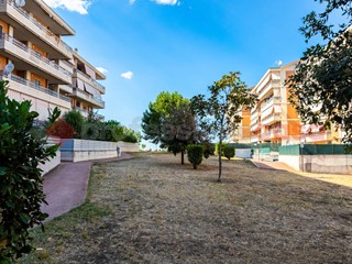 Bilocale in Vendita a Pomezia, 119'000&euro;, 76 m², con Box