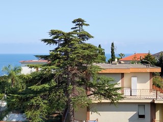 Appartamento in Vendita a Sanremo, 325'000&euro;, 77 m², con Box