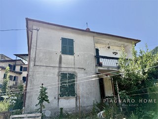 Quadrilocale in Vendita a Zeri, 15'000&euro;, 94 m²