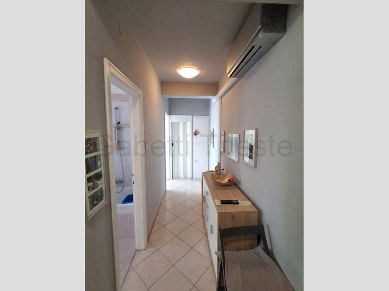 Bilocale in Vendita a Trieste, 108'000&euro;, 71 m²