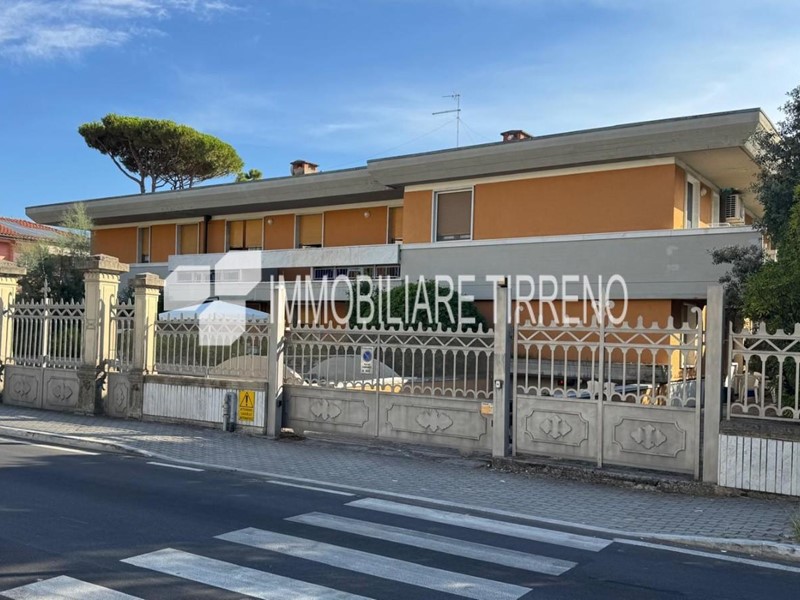 Trilocale in Vendita a Massa, zona Marina di Massa, 380'000&euro;, 70 m², arredato, con Box