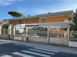 Trilocale in Vendita a Massa, zona Marina di Massa, 380'000&euro;, 70 m², arredato, con Box