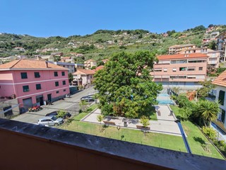 Appartamento in Vendita a Chiavari, zona Caperana, 250'000&euro;, 111 m², con Box