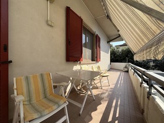 Appartamento in Vendita a Massa, zona Ronchi, 330'000&euro;, 130 m², arredato