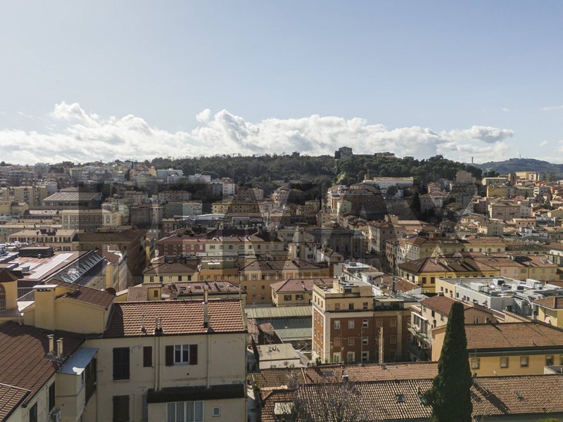 Appartamento in Vendita a Ancona, 145'000&euro;, 248 m²
