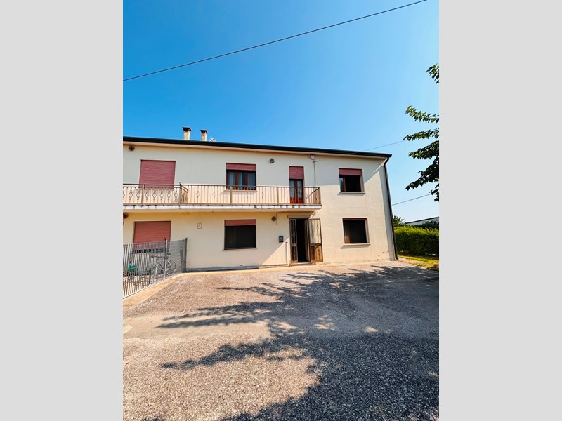 Quadrilocale in Vendita a Borgo Veneto, zona Dossi, 109'000&euro;, 245 m², con Box