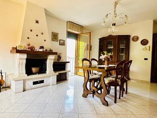 Appartamento in Vendita a Siena, zona Taverne D'arbia, 195'000&euro;, 90 m², arredato, con Box