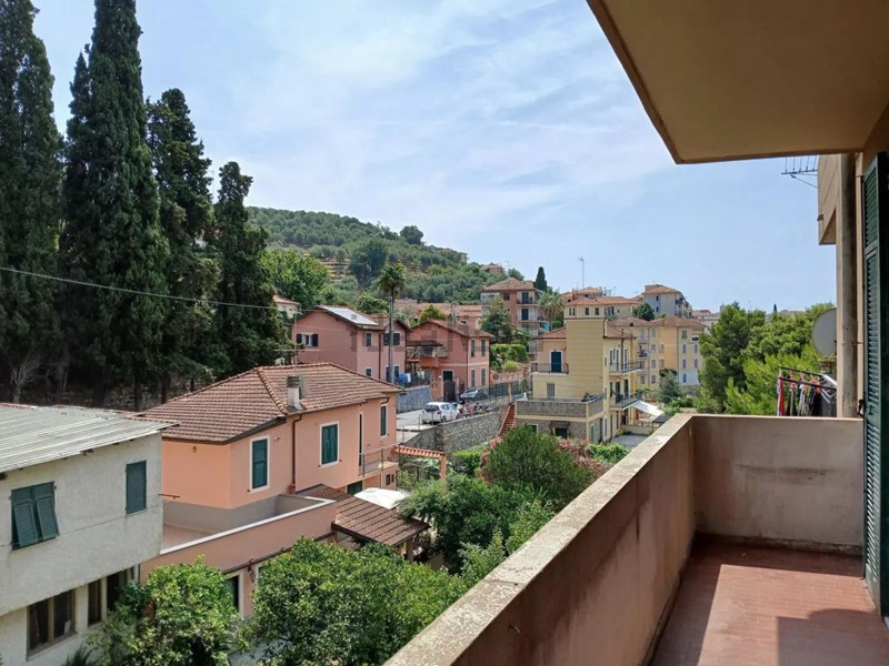 Appartamento in Vendita a Imperia, zona Porto Maurizio, 169'000&euro;, 100 m²