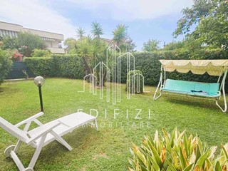 Quadrilocale in Vendita a Massa, zona Marina di Massa, 310'000&euro;, 60 m², arredato, con Box