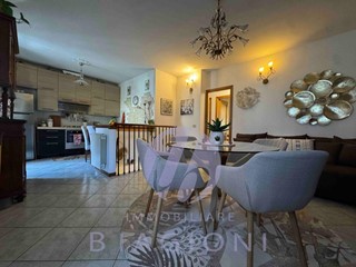 Quadrilocale in Vendita a Massa, zona Ronchi, 350'000&euro;, 60 m², arredato