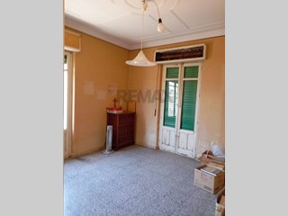 Appartamento in Vendita a Catania, 90'000&euro;, 130 m²