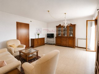 Bilocale in Vendita a Pietrasanta, 285'000&euro;, 90 m²