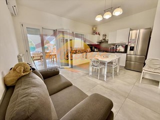Quadrilocale in Vendita a Siracusa, zona Isola - Sacramento, 150'000&euro;, 95 m²