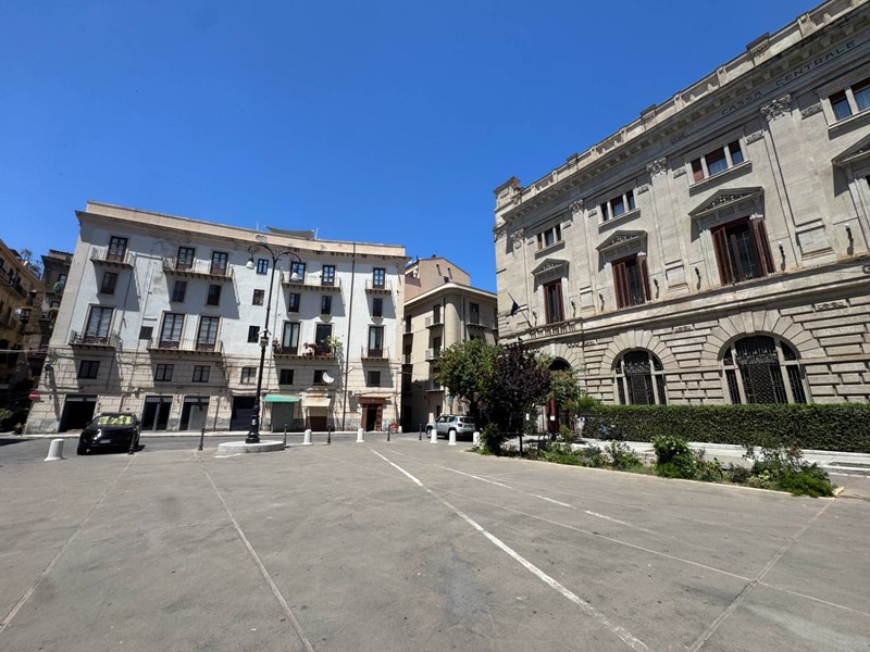 Appartamento in Affitto a Palermo, 1'200&euro;, 164 m²