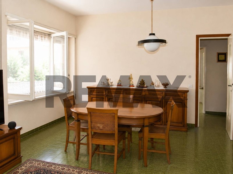 Trilocale in Vendita a Pomezia, 135'000&euro;, 85 m²