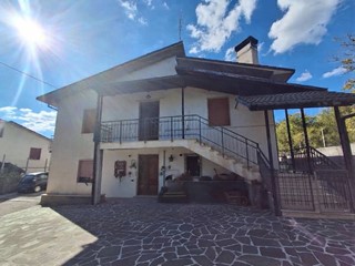 Appartamento in Vendita a L'Aquila, 85'000&euro;, 140 m²