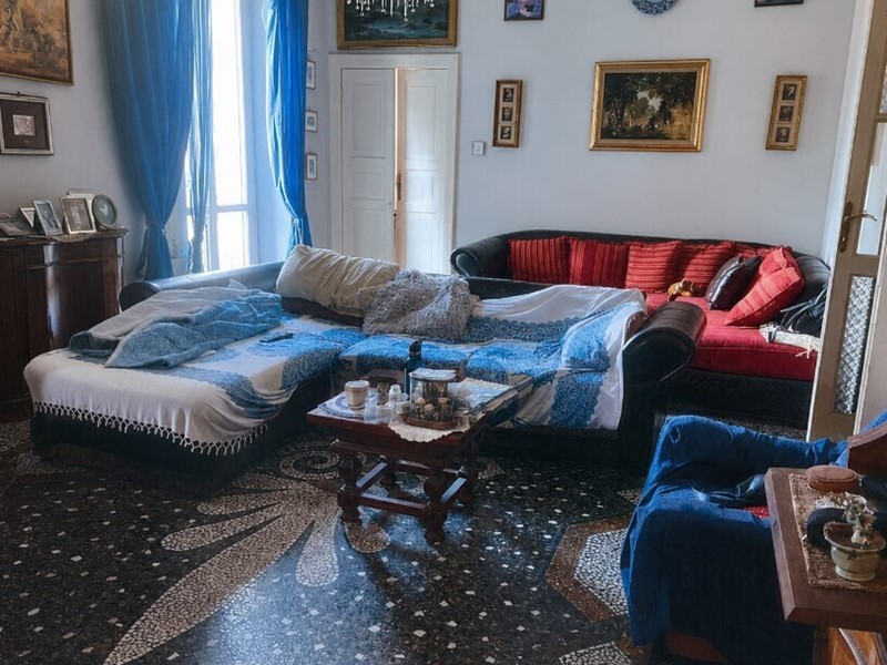 Appartamento in Vendita a Genova, 49'950&euro;, 210 m²