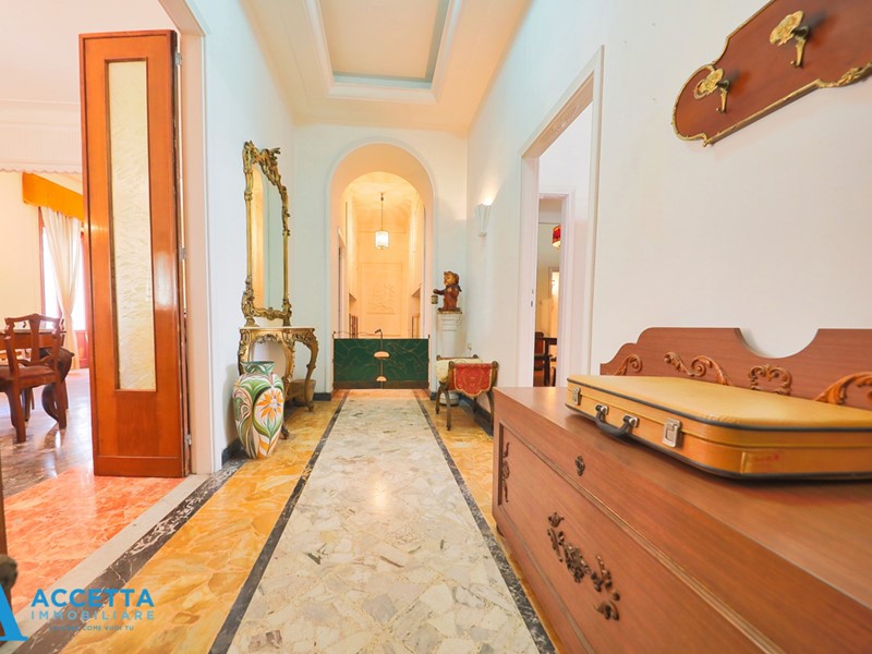 Quadrilocale in Vendita a Taranto, zona Tre Carrare - Battisti, 78'000&euro;, 168 m²