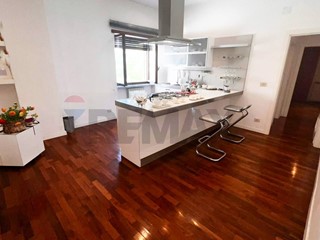 Appartamento in Vendita a Cosenza, 269'000&euro;, 217 m²