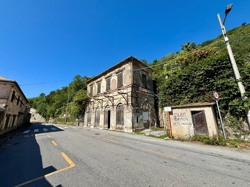 Appartamento in Vendita a Genova, zona Apparizione, 115'000&euro;, 220 m²