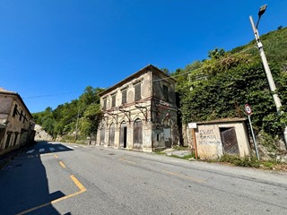 Appartamento in Vendita a Genova, zona Apparizione, 115'000&euro;, 220 m²