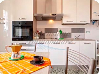 Trilocale in Vendita a Rosignano Marittimo, zona Castelnuovo Della Misericordia, 125'000&euro;, 80 m², arredato, con Box