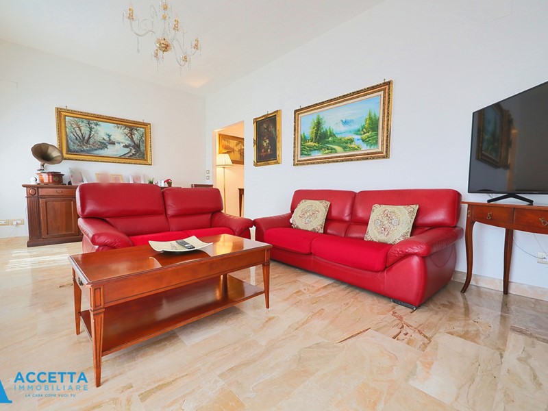 Appartamento in Vendita a Taranto, zona Tre Carrare - Battisti, 189'000&euro;, 182 m²