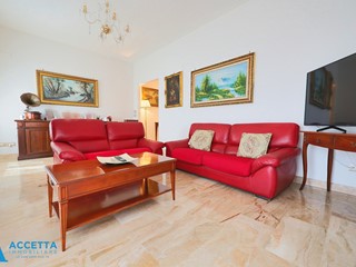 Appartamento in Vendita a Taranto, zona Tre Carrare - Battisti, 189'000&euro;, 182 m²
