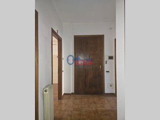 Trilocale in Vendita a Colle di Val D'Elsa, 95'000&euro;, 70 m², con Box