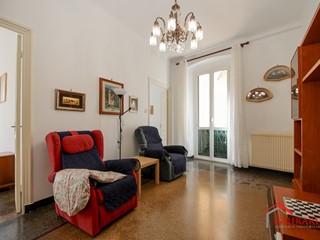 Appartamento in Vendita a Genova, zona Sestri Ponente, 78'000&euro;, 84 m²
