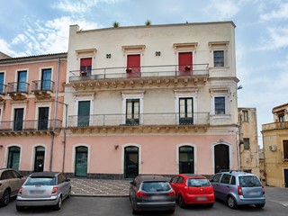 Appartamento in Vendita a Paternò, zona Centro, 250'000&euro;, 315 m²