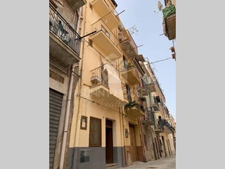 Appartamento in Vendita a Lascari, zona via Libertà 48, 55'000&euro;, 77 m²