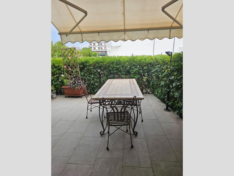 Quadrilocale in Vendita a Massa, zona Ronchi, 395'000&euro;, 95 m², arredato, con Box