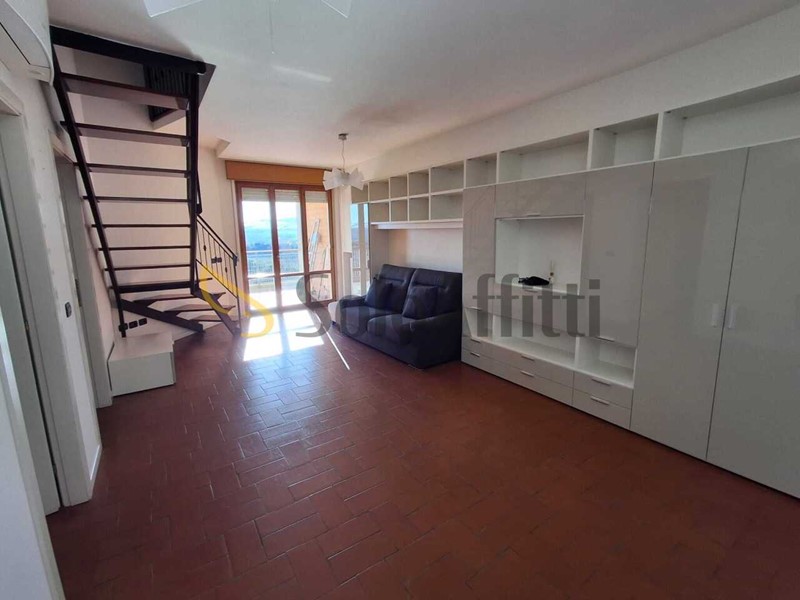 Appartamento in Affitto a Jesi, zona Fausto Coppi, 900&euro;, 121 m²