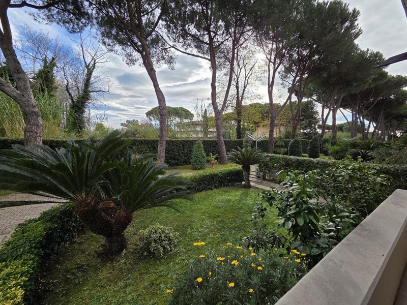 Appartamento in Vendita a Massa, zona Ronchi, 460'000&euro;, 120 m², arredato
