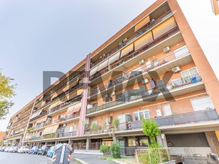 Trilocale in Vendita a Roma, 259'000&euro;, 71 m²