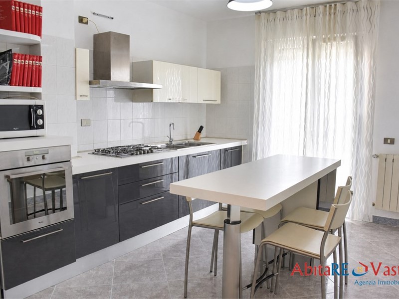 Appartamento in Affitto a Vasto, 750&euro;, 179 m²