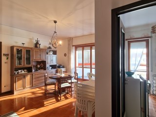 Trilocale in Vendita a Mondragone, zona Via S.Razzino, 48'000&euro;, 90 m²