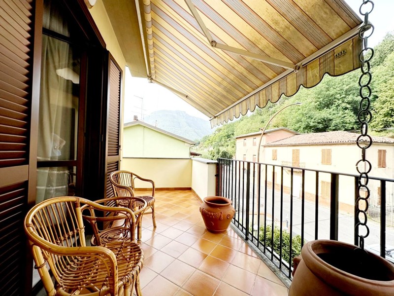 Appartamento in Vendita a Barga, zona Fornaci di Barga, 240'000&euro;, 100 m², arredato