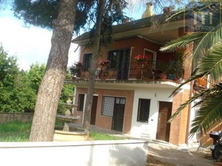 Trilocale in Vendita a Pomezia, 105'000&euro;, 65 m²