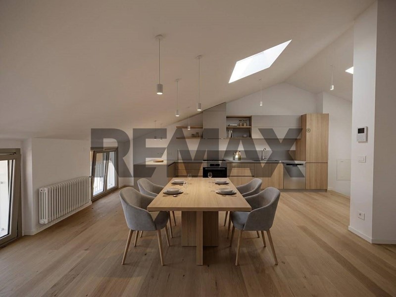 Attico in Vendita a Trieste, 530'000&euro;, 143 m²