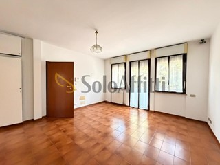 Appartamento in Affitto a Faenza, zona Cappuccini, 650&euro;, 90 m², con Box